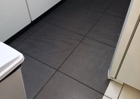 Pisos para Áreas Úmidas em uso profissional em imagem de referência da Real Tapetes