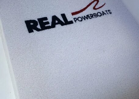 Tapete Náutico de vinil com identidade visual personalizada em imagem de referência da Real Tapetes