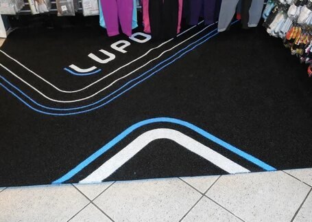 Tapete Personalizado para entrada comercial com identidade visual personalizada em imagem de referência da Real Tapetes