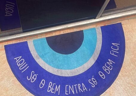 Tapete Redondo de nylon para entrada comercial com borda de acabamento em imagem de referência da Real Tapetes