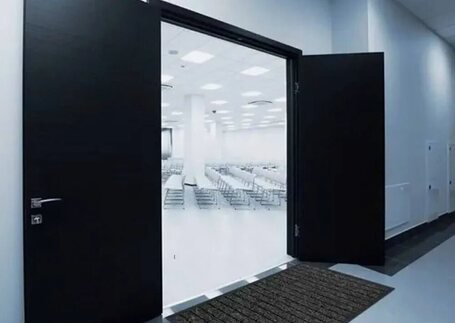 Tapetes Acqua Clean Premium em área úmida com borda de acabamento em imagem de referência da Real Tapetes