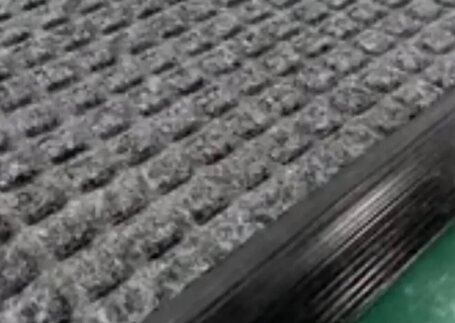 Tapetes Acqua Clean com visão do material em imagem de referência da Real Tapetes