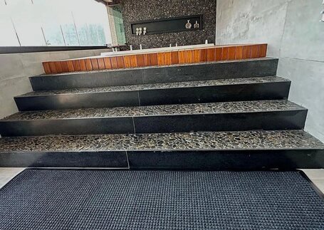 Tapetes Acqua Clean em uso profissional em imagem de referência da Real Tapetes