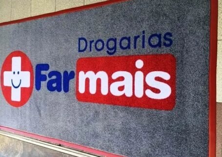 Tapetes de Nylon em farmácia ou drogaria com borda de acabamento em imagem de referência da Real Tapetes