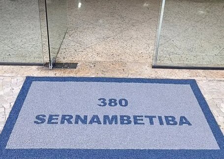 Tapetes de Vinil em área de circulação em imagem de referência da Real Tapetes