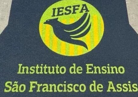 Tapetes para Colégios e Escolas com acabamento instalado em imagem de referência da Real Tapetes