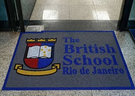 Tapetes para Colégios e Escolas com foco na superfície em imagem de referência da Real Tapetes