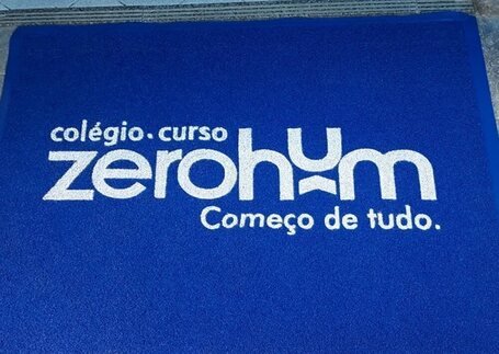 Tapetes para Colégios e Escolas em uso profissional em imagem de referência da Real Tapetes