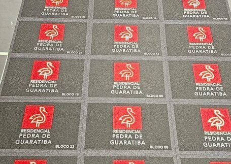 Tapetes para Condomínio em portaria de condomínio com identidade visual personalizada em imagem de referência da Real Tapetes