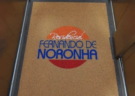 Tapete para Elevador com acabamento instalado em imagem de referência da Real Tapetes