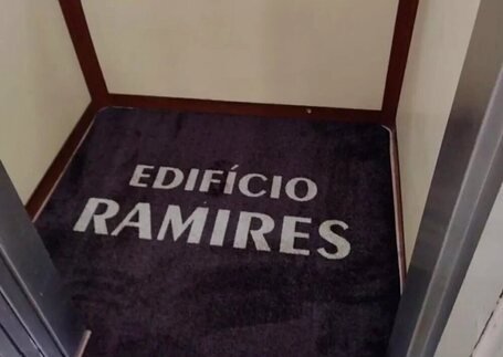 Tapete para Elevador com detalhe da base em imagem de referência da Real Tapetes