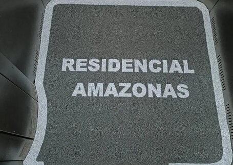 Tapete para Elevador com detalhe de personalização em imagem de referência da Real Tapetes