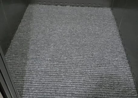 Tapete para Elevador de Acqua Clean em cabine de elevador com borda de acabamento em imagem de referência da Real Tapetes
