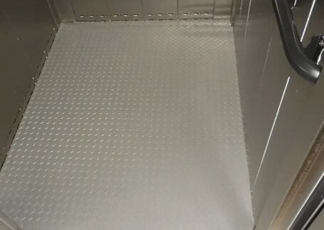 Tapete para Elevador de emborrachado em cabine de elevador com borda de acabamento em imagem de referência da Real Tapetes