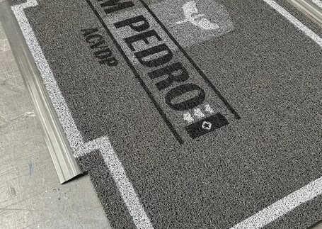 Tapete para Elevador em cabine de elevador com borda de acabamento em imagem de referência da Real Tapetes