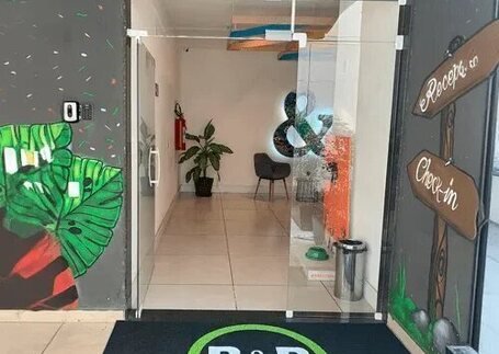Tapetes para Empresas de vinil em ambiente corporativo com borda de acabamento em imagem de referência da Real Tapetes