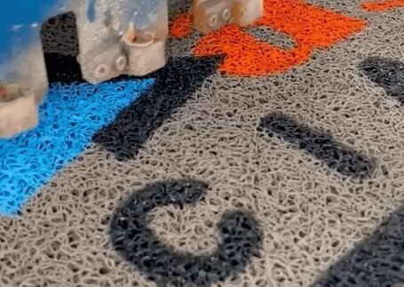 Tapetes para Empresas em ambiente corporativo com identidade visual personalizada em imagem de referência da Real Tapetes