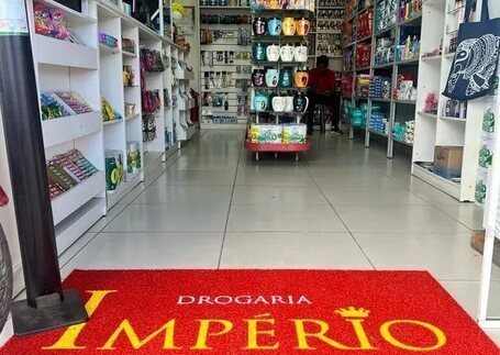 Tapetes para farmácias e drogarias com borda de acabamento em imagem de referência da Real Tapetes