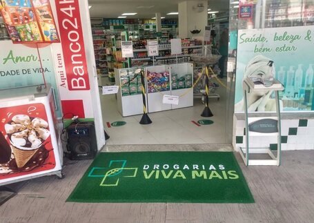 Tapetes para farmácias e drogarias em uso profissional em imagem de referência da Real Tapetes