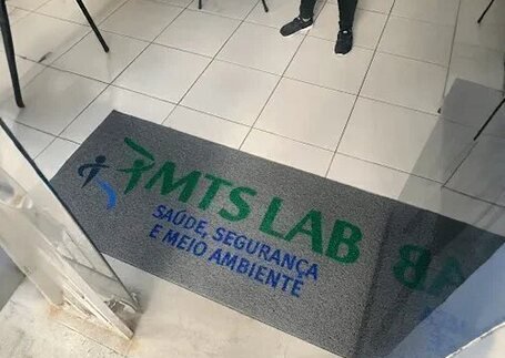 Tapetes para Hospitais e Clínicas para entrada de alto fluxo com borda de acabamento em imagem de referência da Real Tapetes