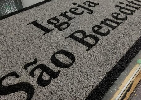 Tapetes para Igrejas com acabamento instalado em imagem de referência da Real Tapetes