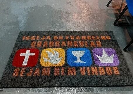 Tapetes para Igrejas com borda de acabamento em imagem de referência da Real Tapetes