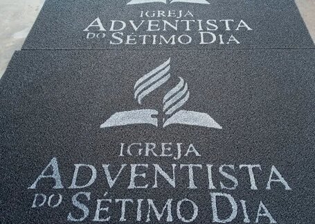 Tapetes para Igrejas em área de circulação em imagem de referência da Real Tapetes