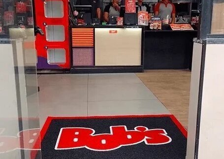 Tapete para Lojas com acabamento instalado em imagem de referência da Real Tapetes