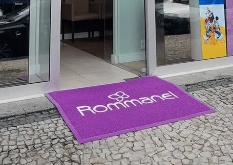 Tapete para Lojas em área de circulação em imagem de referência da Real Tapetes