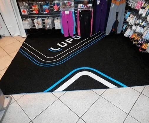 Onde utilizar Tapete para Lojas: Além do tapete na entrada da sua loja, existem outros locais importantes onde você pode utilizar tapetes personalizados em sua loja e empresa.