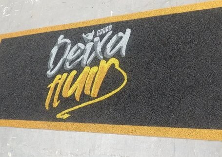 Tapetes para Shows e Eventos em evento ou feira com identidade visual personalizada em imagem de referência da Real Tapetes