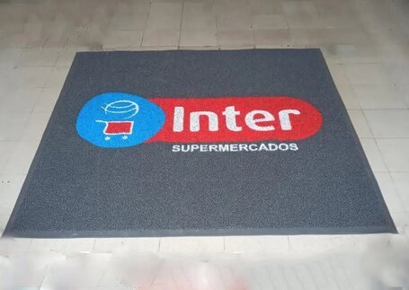 Tapetes para Supermercados com acabamento instalado em imagem de referência da Real Tapetes