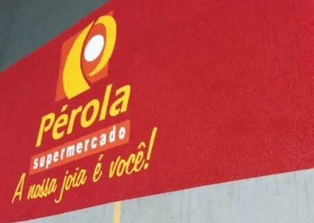 Tapetes para Supermercados com foco na superfície em imagem de referência da Real Tapetes
