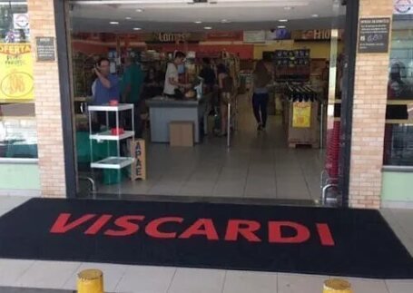 Tapetes para Supermercados com visão do material em imagem de referência da Real Tapetes