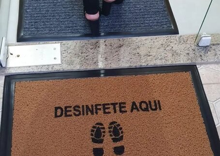 Tapetes Sanitizantes com detalhe da base em imagem de referência da Real Tapetes