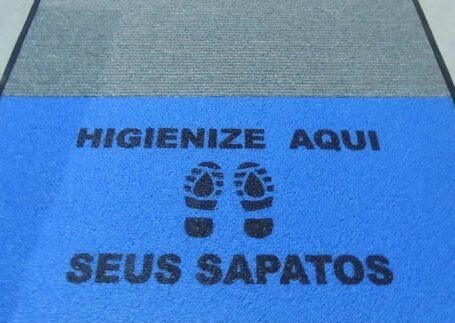 Tapetes Sanitizantes com visão do material em imagem de referência da Real Tapetes