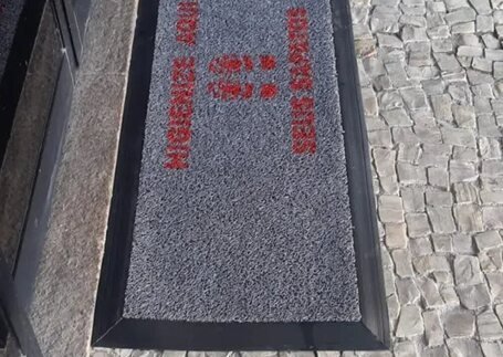 Tapetes Sanitizantes em ambiente de alto fluxo em imagem de referência da Real Tapetes