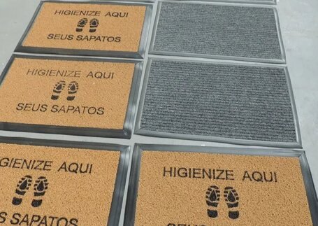 Tapetes Sanitizantes em área de circulação em imagem de referência da Real Tapetes