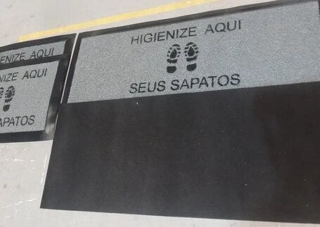 Tapetes Sanitizantes para entrada de alto fluxo com identidade visual personalizada em imagem de referência da Real Tapetes
