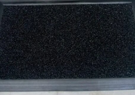 Tapetes Sanitizantes para entrada de alto fluxo com superfície lisa em imagem de referência da Real Tapetes