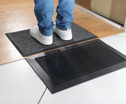 Onde utilizar Tapetes Sanitizantes: O tapete sanitizante da Real Tapetes é um diferencial no mercado, pois suporta passar o dia todo com água sanitária ou qualquer outro produto sanitizante. Ele é um ótimo tapete para ser usado na desinfecção d.