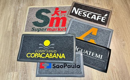 Tapetes secantes personalizados com logos para entradas comerciais