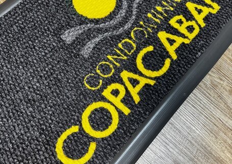 Detalhe de logo em tapete secante personalizado para condomínio