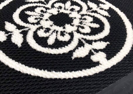 Tapete secante com logo em alto relevo e acabamento de borda