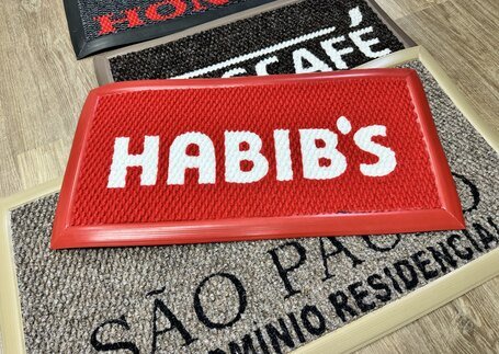 Tapete secante Habib's em entrada comercial