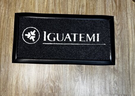 Tapete secante personalizado Iguatemi para portaria