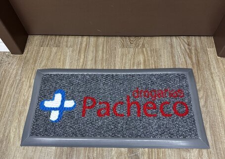 Tapete secante personalizado Pacheco para entrada de empresa