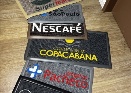 Tapetes secantes personalizados para condomínios e empresas