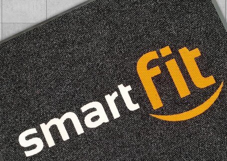 Tapete secante Smart Fit com logo em detalhe