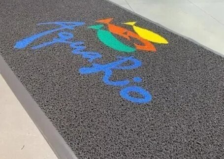 Tapetes Vulcanizados para entrada de alto fluxo com identidade visual personalizada em imagem de referência da Real Tapetes